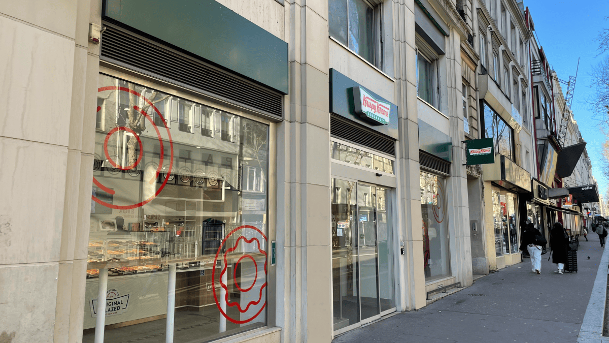 Le pied d'immeuble du 3 avenue de Clichy à Paris. © Groupama Gan REIM