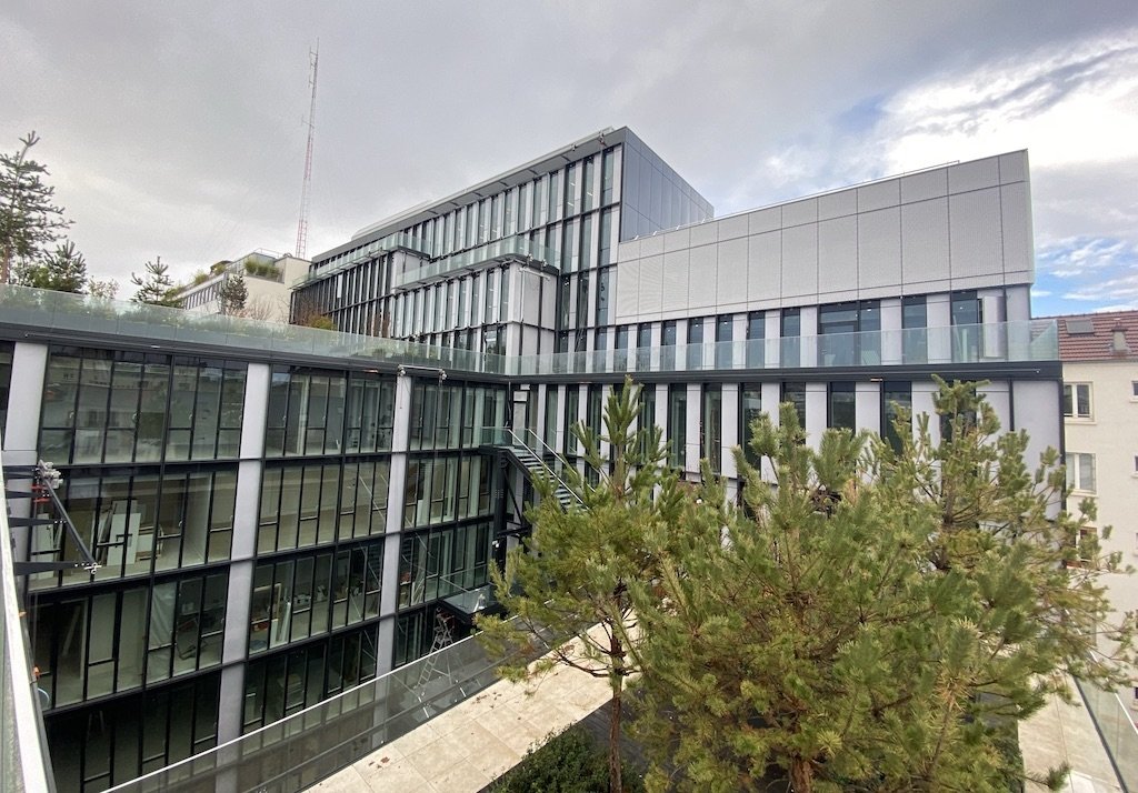  Le Campus Paris Clichy by GDG, loué en intégralité à l’EM Normandie. 