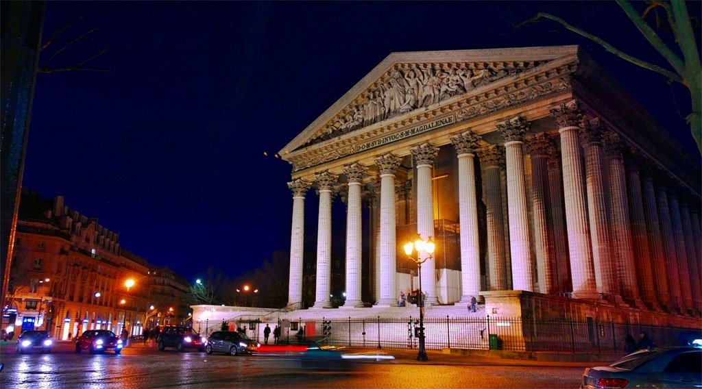 La place de la Madeleine à Paris. La place de la Madeleine à Paris.