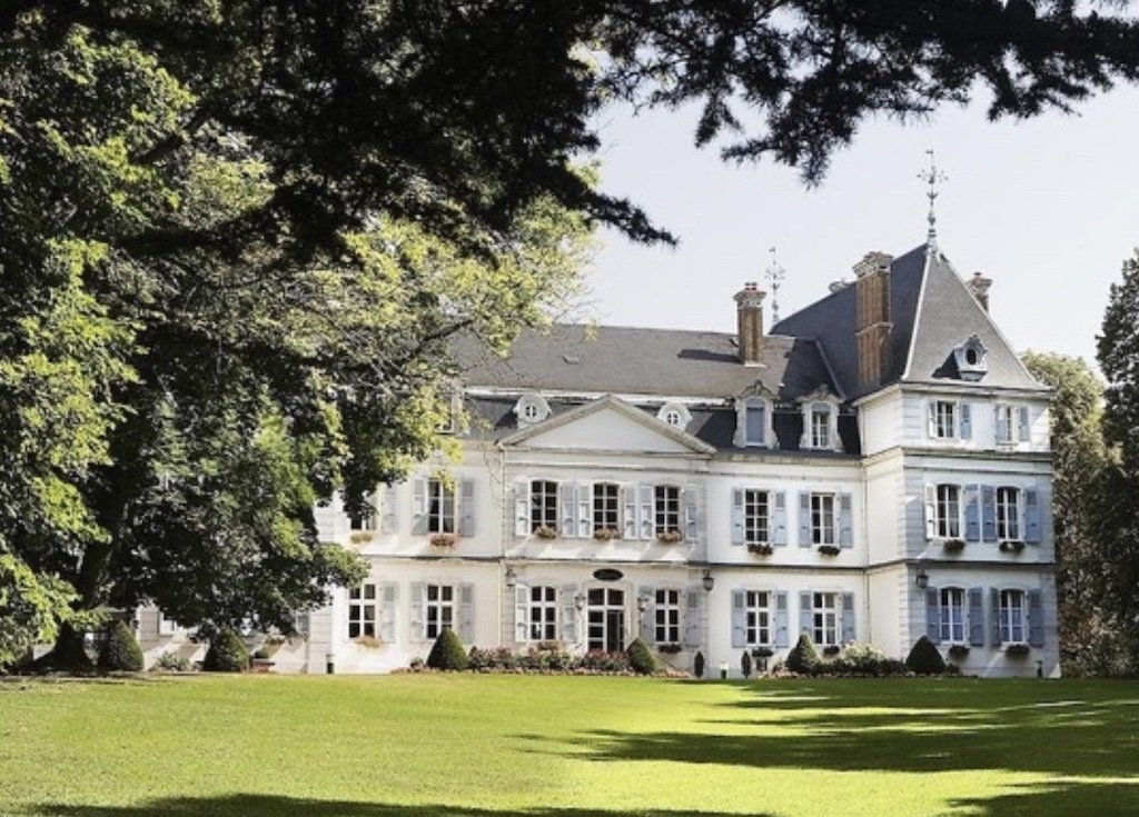 Le château de la famille de La Forest Divonne. Le château de la famille de La Forest Divonne.