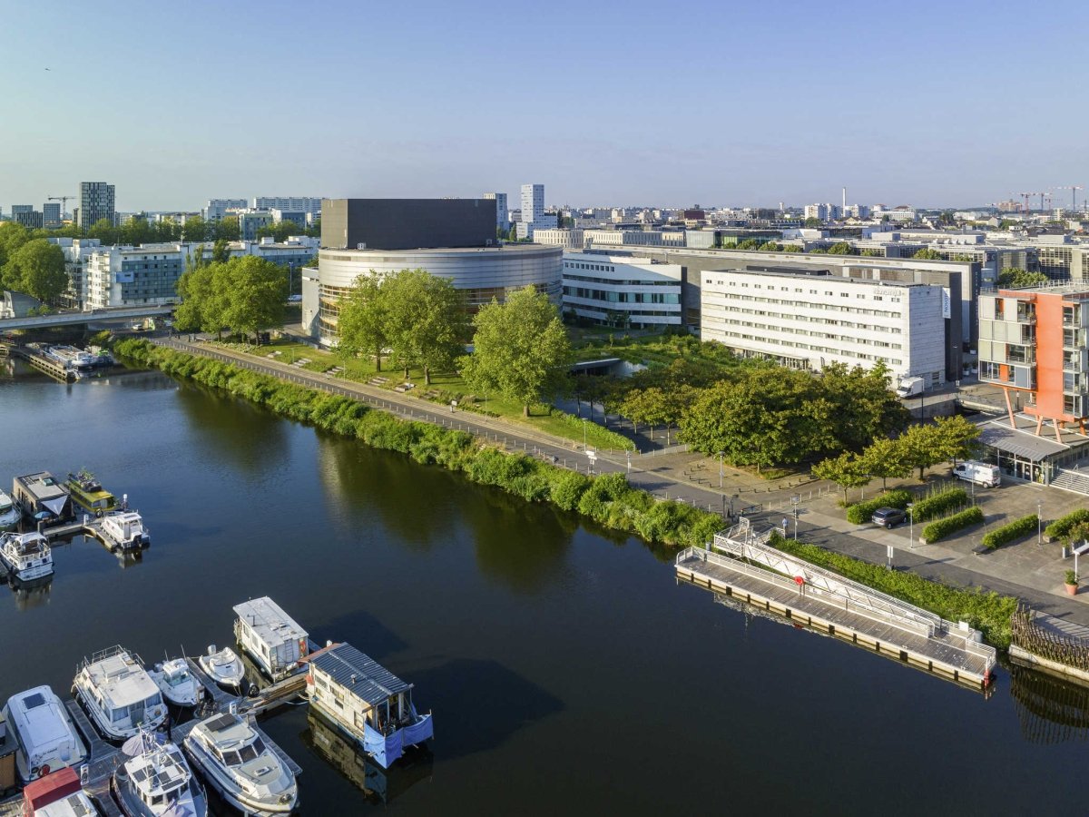 Le Novotel Nantes Centre Gare fait face au centre des congrès