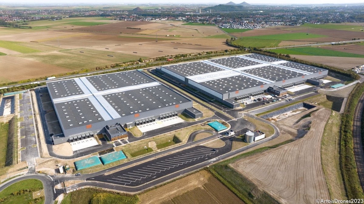 L'ensemble Logisterra près de Lens – le plus grand des bâtiments est pris à bail par Seb