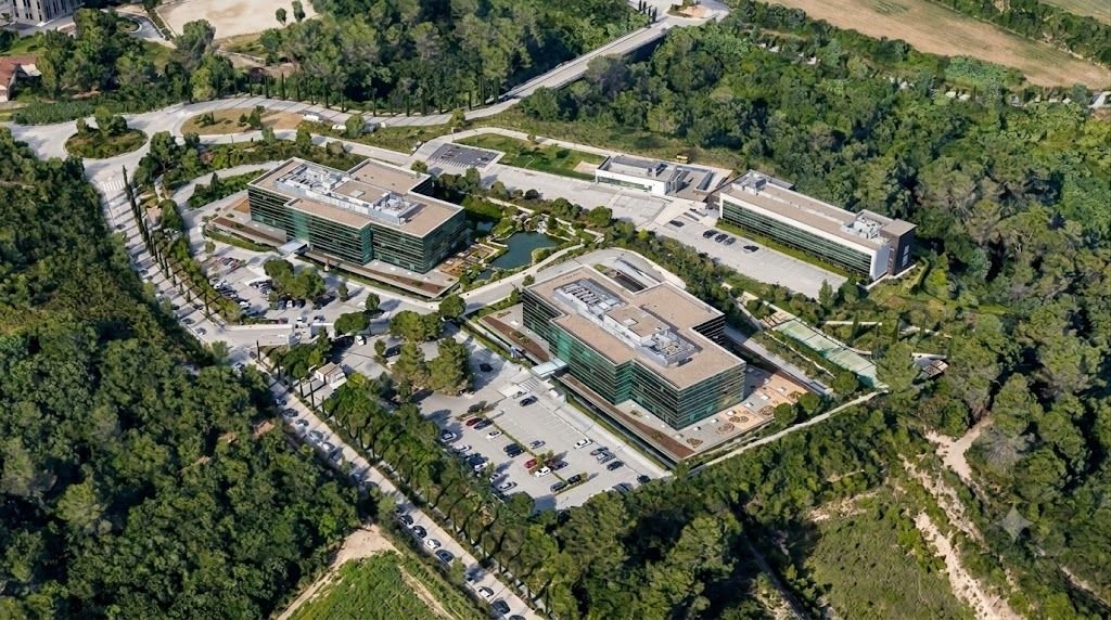 Un complexe de bureaux situé à Sant Cugat del Vallès, près de Barcelone. Un complexe de bureaux situé à Sant Cugat del Vallès, près de Barcelone.