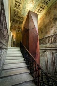 Vue de l'escalier et de l'ascenseur de l'hôtel Soltykoff. 