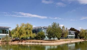 L'ensemble de bureaux est situé dans le parc des Reflets, au 165 avenue du Bois-de-la-Pie, à Roissy-en-France. 