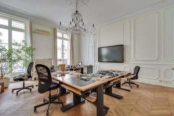 Vue intérieure des surfaces de bureaux. 