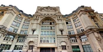Le 22 Clignancourt est coiffé du haut-relief “Le Progrès entraînant le Commerce et l'Industrie“, hérité des Grands Magasins Dufayel.