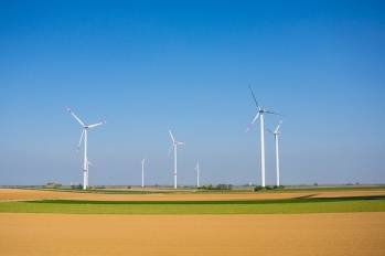 groupe éoliennes champs - 600