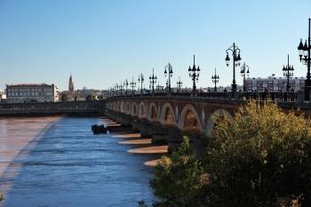 Près de Bordeaux, Foncière Magellan signe en blanc.