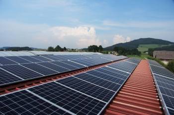 Une ombrière solaire en toiture.