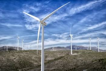 Un parc éolien en montagne