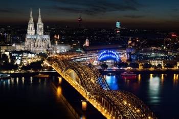 Vue nocturne de Cologne. 