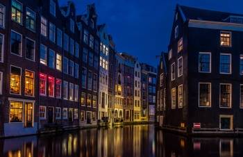 Vue nocturne d'Amsterdam.