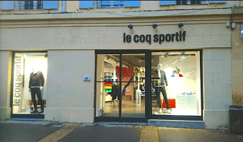 Le Coq Sportif au centre d'Aix repris par Groupama Gan REIM. © Le Coq Sportif
