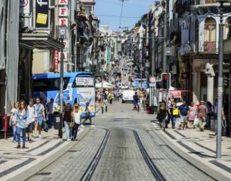 La rua de Santa Catarina à Porto (Portugal), où AEW reprend une boutique Adidas. © Turismo en Portugal