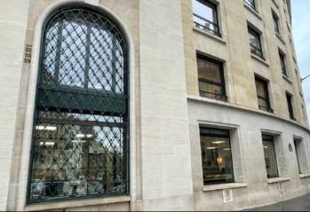 L'immeuble de bureaux situé au 22-24 Courcelles à Paris 8e. 