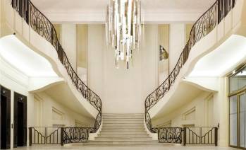 L'escalier double révolution en pierre et fer forgé du 79 Champs-Élysées
