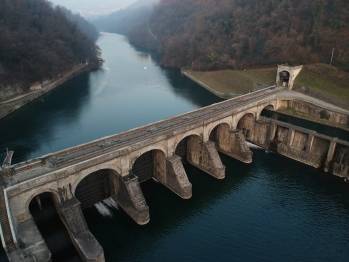 Les centrales hydroélectriques assurent un approvisionnement en énergie renouvelable.