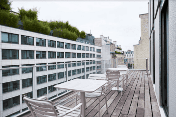 La terrasse du 25 Jean Goujon, avec le siège de LVMH – au 22 Montaigne – en arrière-plan