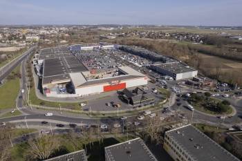 Le centre commercial Pont de Pierre à Garges-Lès-Gonesse.